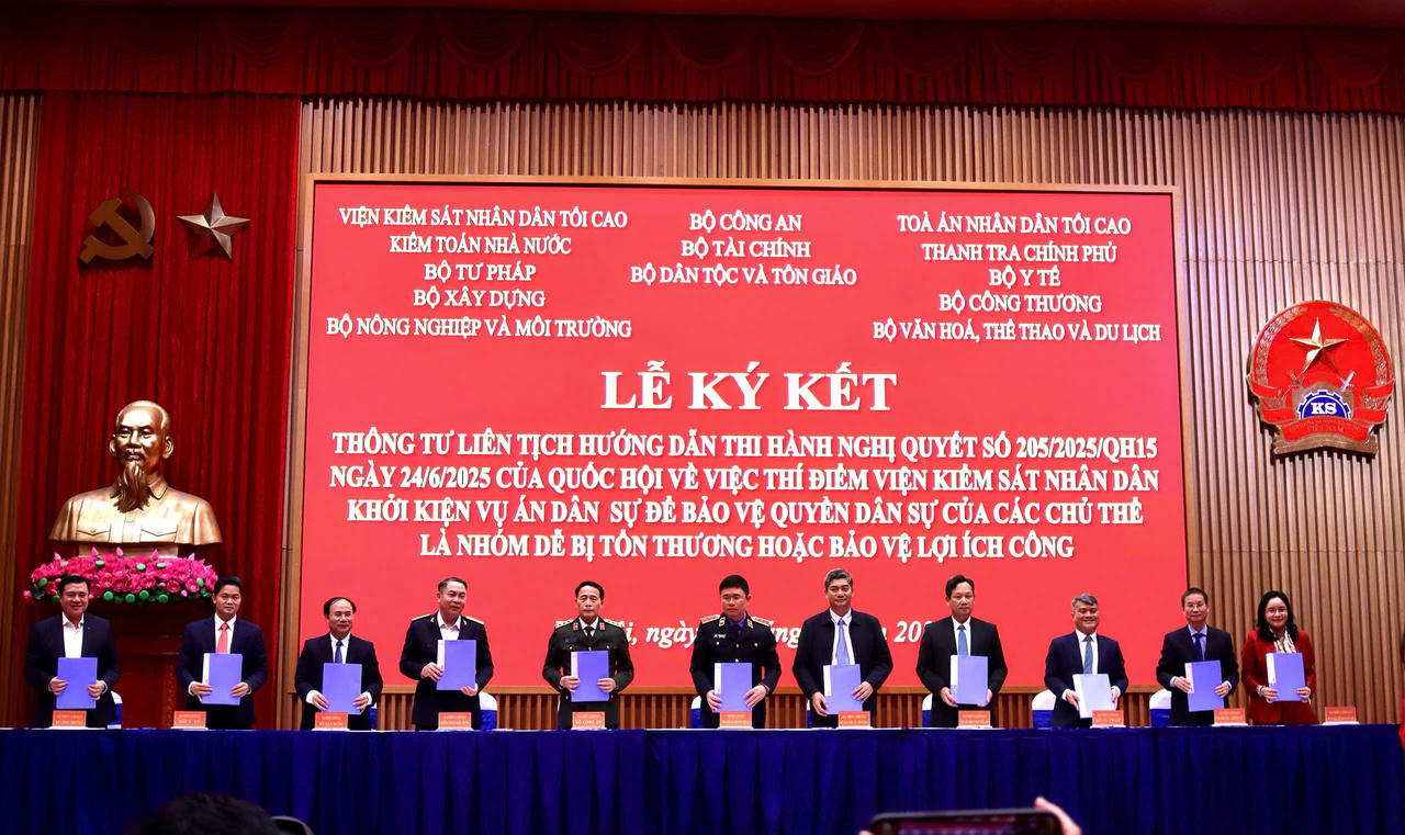 Lễ K&yacute; kết Th&ocirc;ng tư li&ecirc;n tịch hướng dẫn thi h&agrave;nh Nghị quyết số 205 của Quốc hội.