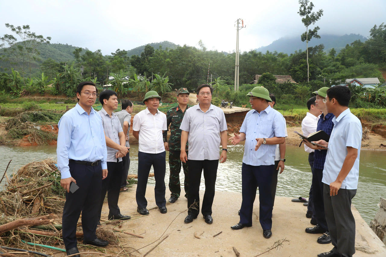 Chủ tịch UBND tỉnh Ph&uacute; Thọ Trần Duy Đ&ocirc;ng kiểm tra cầu Sắt (thuộc địa phận x&atilde; Xu&acirc;n Đ&agrave;i) bị sập do b&atilde;o số 10 g&acirc;y ra