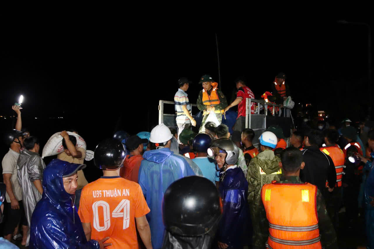 Năm ng&agrave;y đ&ecirc;m chạy đua v&aacute; bờ k&egrave; sụt lở