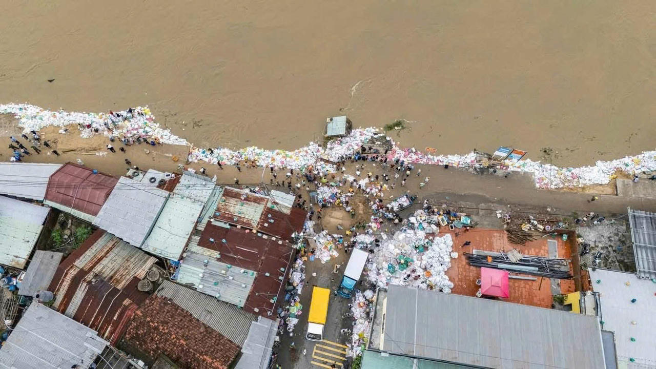 Năm ng&agrave;y đ&ecirc;m chạy đua v&aacute; bờ k&egrave; sụt lở