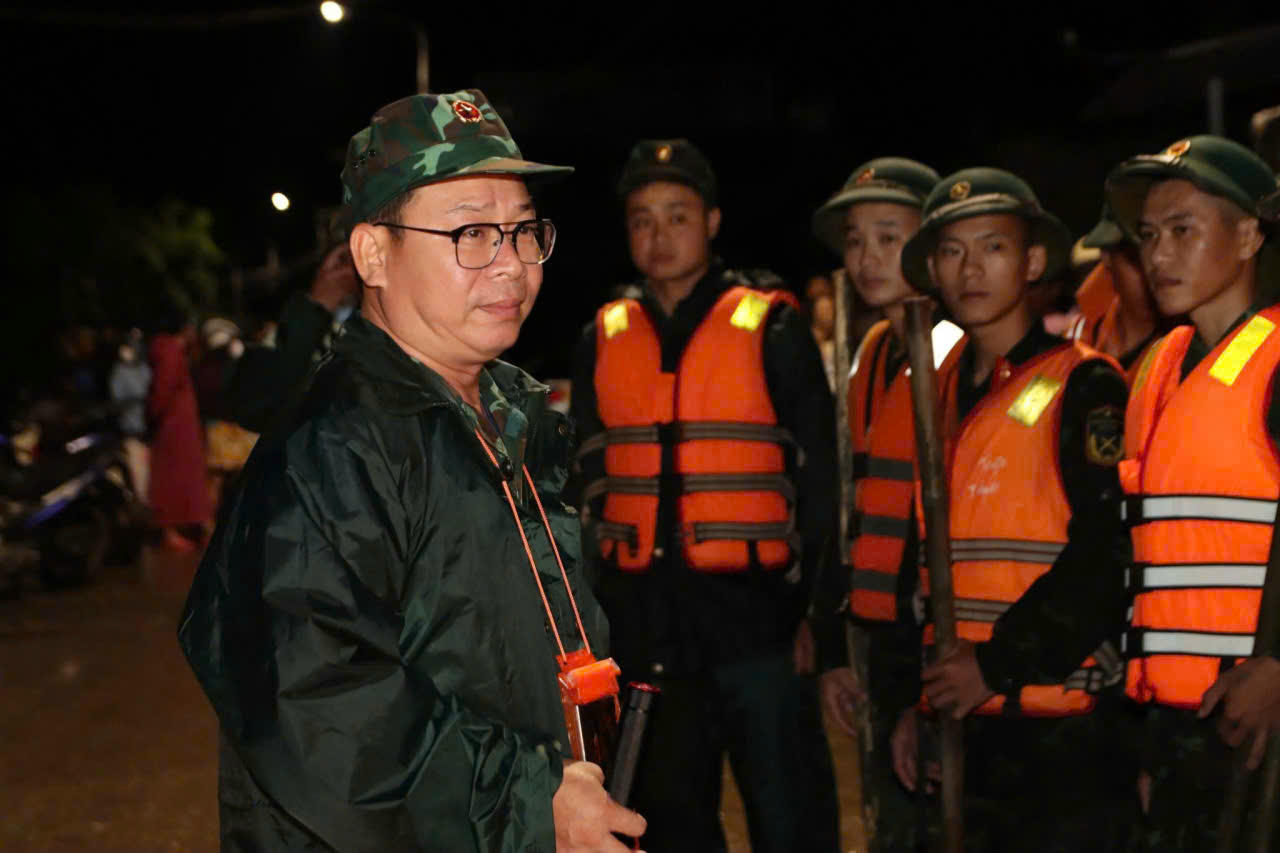 Năm ng&agrave;y đ&ecirc;m chạy đua v&aacute; bờ k&egrave; sụt lở