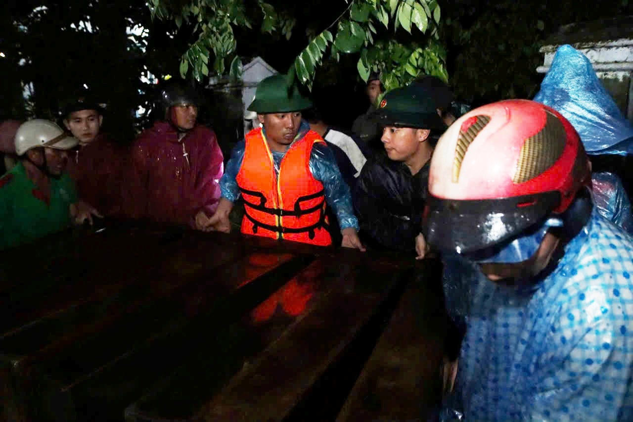 Năm ng&agrave;y đ&ecirc;m chạy đua v&aacute; bờ k&egrave; sụt lở