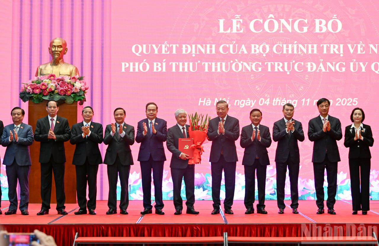 Tổng B&iacute; thư T&ocirc; L&acirc;m, Chủ tịch Quốc hội Trần Thanh Mẫn, Thường trực Ban B&iacute; thư Trần Cẩm T&uacute; v&agrave; c&aacute;c đại biểu chụp ảnh lưu niệm tại buổi lễ. Ảnh: nhandan.vn