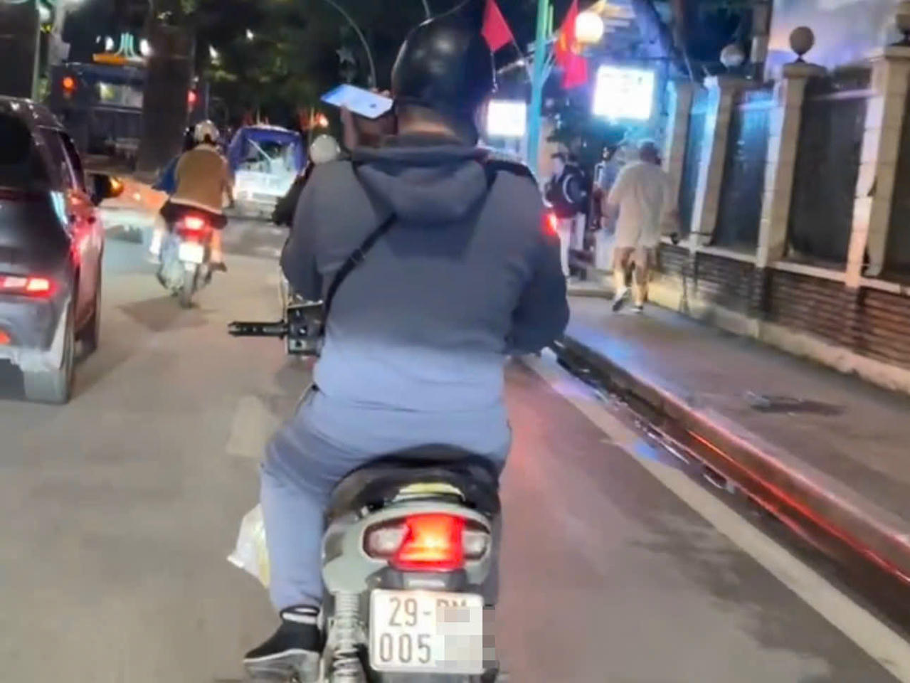 H&igrave;nh ảnh nam thanh ni&ecirc;n sử dụng điện thoại di động khi đang điều khiển xe được người d&acirc;n ghi h&igrave;nh. (Ảnh: CACC).