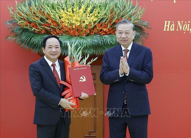 Tổng B&iacute; thư T&ocirc; L&acirc;m trao Quyết định của Bộ Ch&iacute;nh trị điều động, ph&acirc;n c&ocirc;ng, bổ nhiệm đồng ch&iacute; Trịnh Văn Quyết giữ chức Trưởng Ban Tuy&ecirc;n gi&aacute;o v&agrave; D&acirc;n vận Trung ương. Ảnh: Thống Nhất/TTXVN