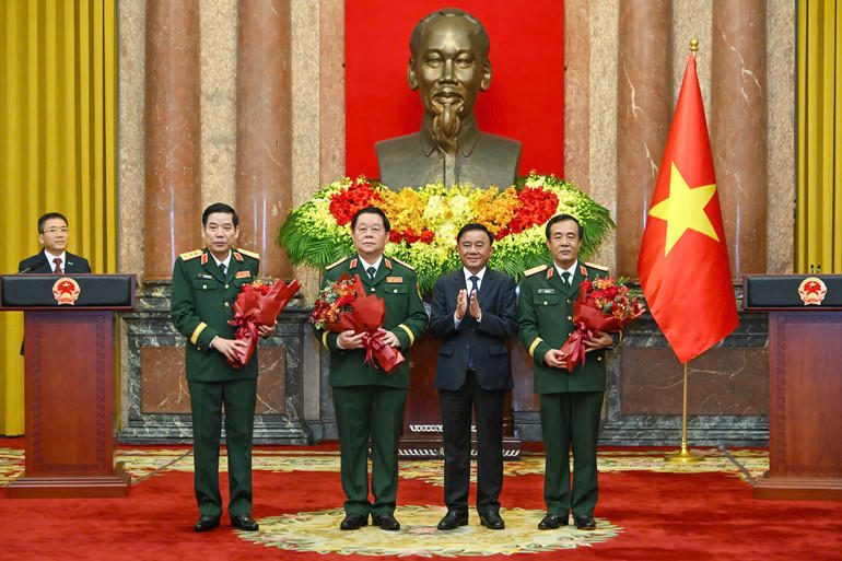 Đồng ch&iacute; Trần Cẩm T&uacute; tặng hoa ch&uacute;c mừng c&aacute;c đồng ch&iacute; được bổ nhiệm, thăng qu&acirc;n h&agrave;m. Ảnh: nhandan.vn