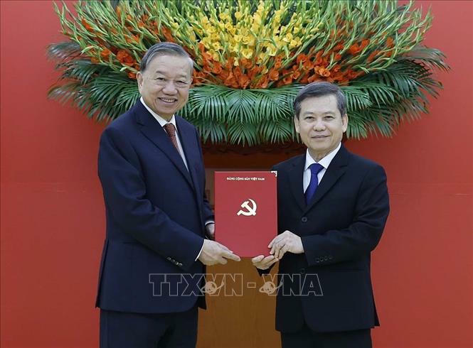 Tổng B&iacute; thư T&ocirc; L&acirc;m trao Quyết định của Bộ Ch&iacute;nh trị điều động, ph&acirc;n c&ocirc;ng, bổ nhiệm đồng ch&iacute; L&ecirc; Minh Tr&iacute; giữ chức Ph&oacute; Trưởng Ban Thường trực Ban Nội ch&iacute;nh Trung ương. Ảnh: Thống Nhất/TTXVN.