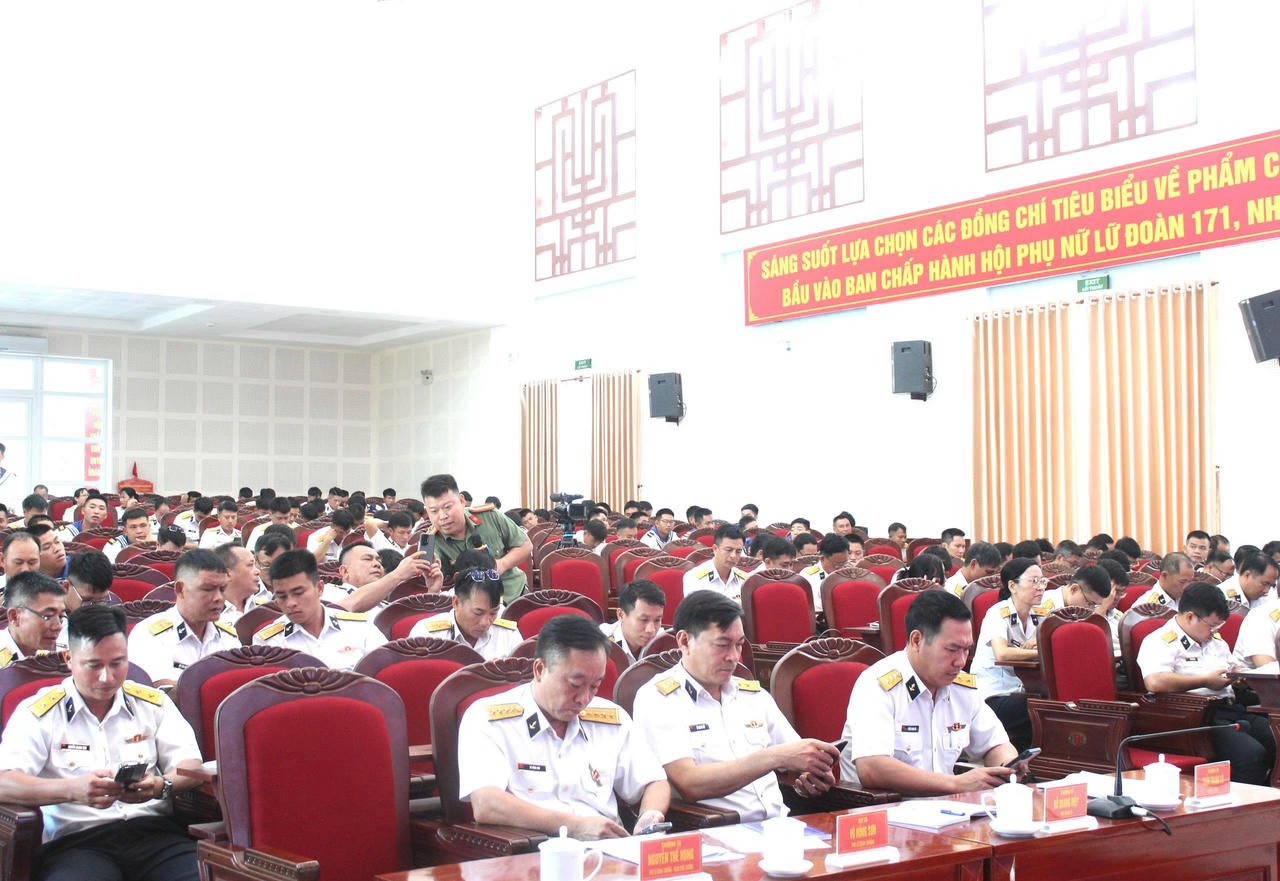 Thủ trưởng Lữ đo&agrave;n v&agrave; c&aacute;n bộ chiến sĩ tham gia nội dung thi t&igrave;m hiểu ph&aacute;p luật tr&ecirc;n điện thoại.