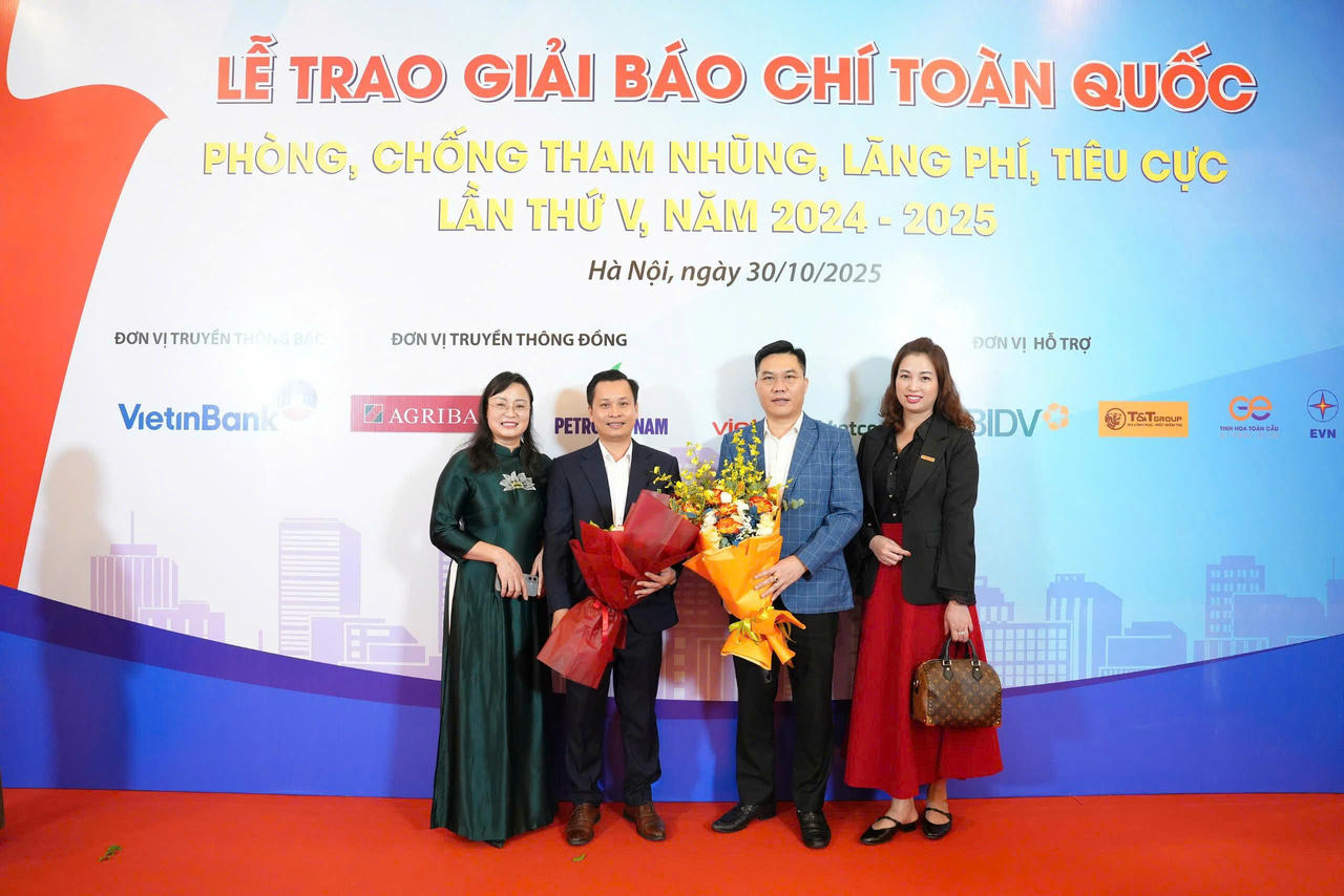 Ph&oacute; Tổng Bi&ecirc;n tập B&aacute;o Ph&aacute;p luật Việt Nam Vũ Hồng Th&uacute;y tặng hoa cho nh&oacute;m  t&aacute;c giả đạt Giải C Giải B&aacute;o ch&iacute; To&agrave;n quốc về ph&ograve;ng, chống tham nhũng, l&atilde;ng ph&iacute;,  ti&ecirc;u cực 2025.