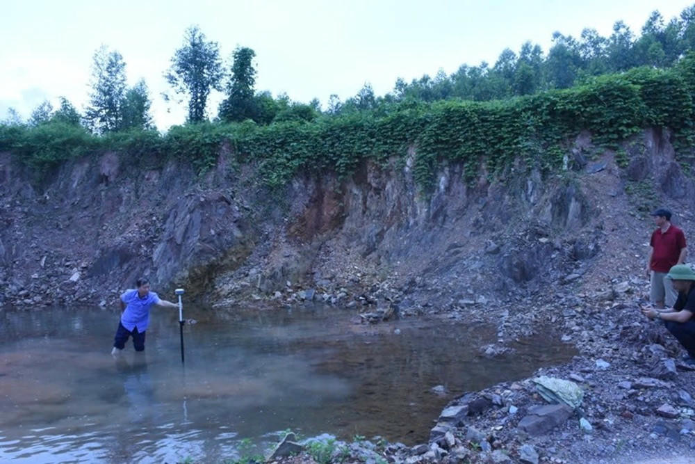 Hiện trường khu vực khai th&aacute;c tr&aacute;i ph&eacute;p.