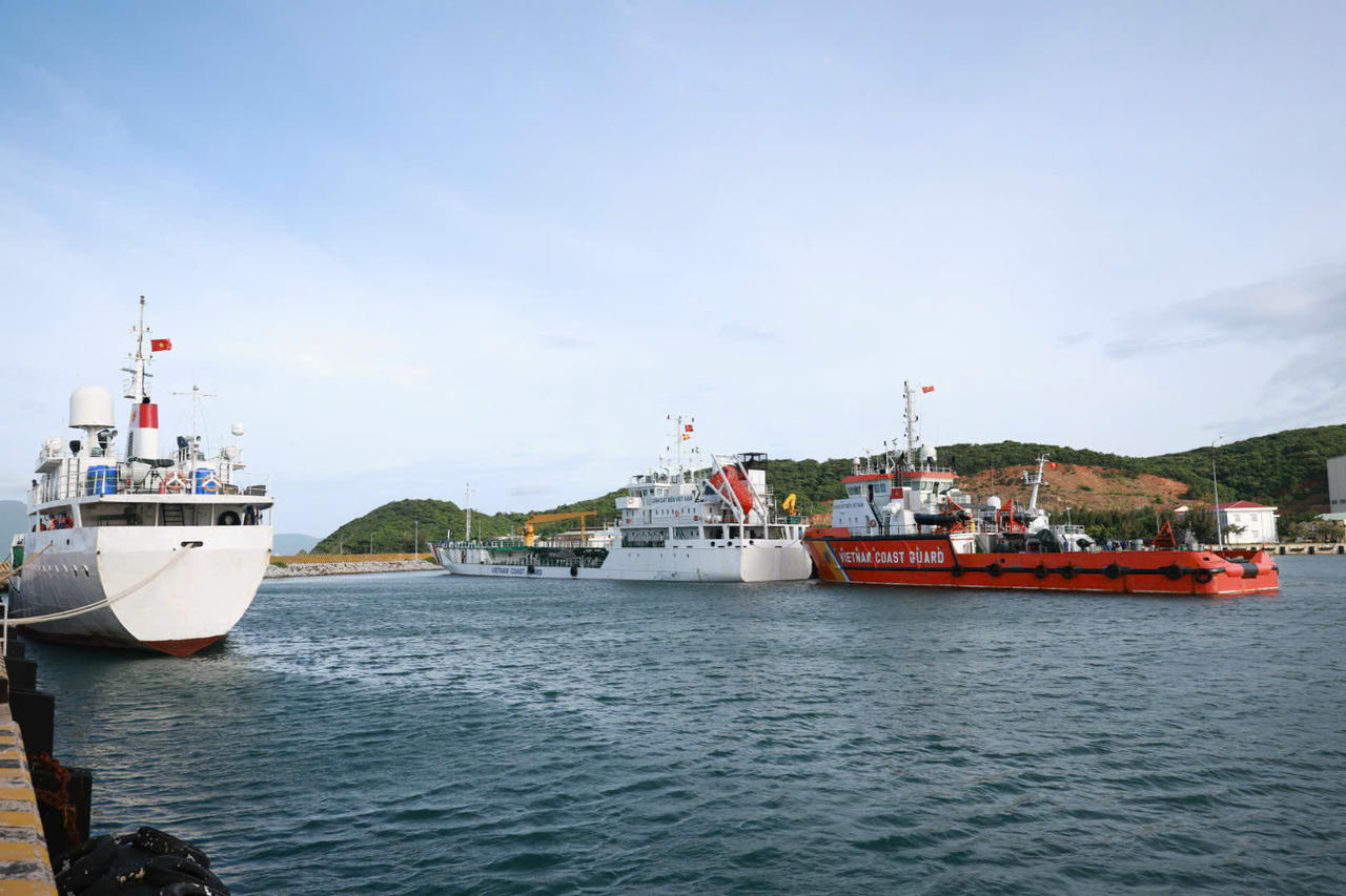 C&aacute;c t&agrave;u neo đậu tại nơi tr&aacute;nh tr&uacute; b&atilde;o