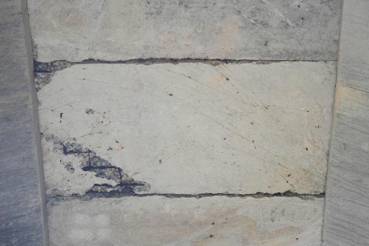 Cốt th&eacute;p rỉ s&eacute;t đ&atilde; ph&aacute; vỡ lớp b&ecirc; t&ocirc;ng bảo vệ. Ảnh: Ngọc Ph&uacute;c