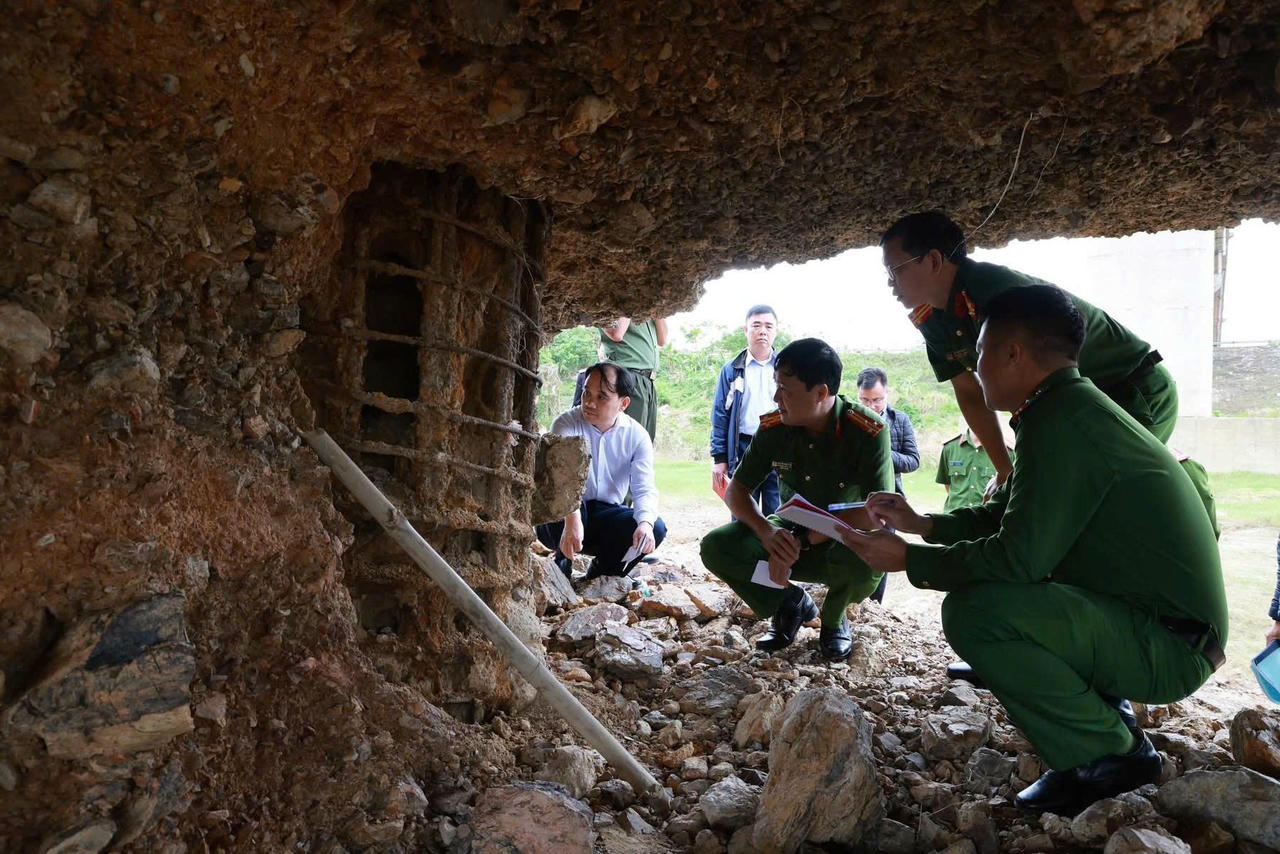 Hiện c&aacute;c mẫu vật thu được tại hiện trường đang được gi&aacute;m định. Ảnh: C&ocirc;ng an tỉnh Ph&uacute; Thọ..