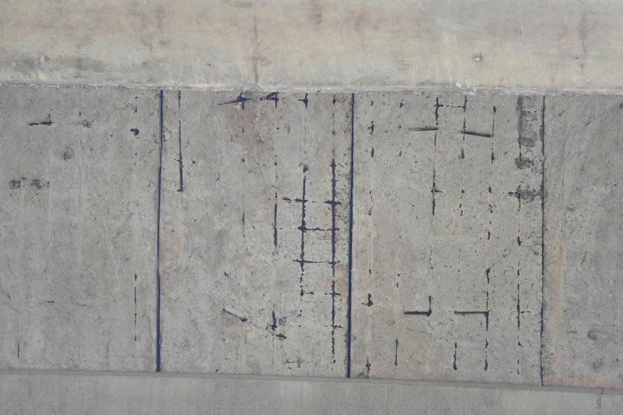 Lớp b&ecirc; t&ocirc;ng bảo vệ kh&ocirc;ng đảm bảo khiến th&eacute;p chịu lực tại một số tấm b&ecirc; t&ocirc;ng bản mặt cầu bị rỉ s&eacute;t. Ảnh: Ngọc Ph&uacute;c