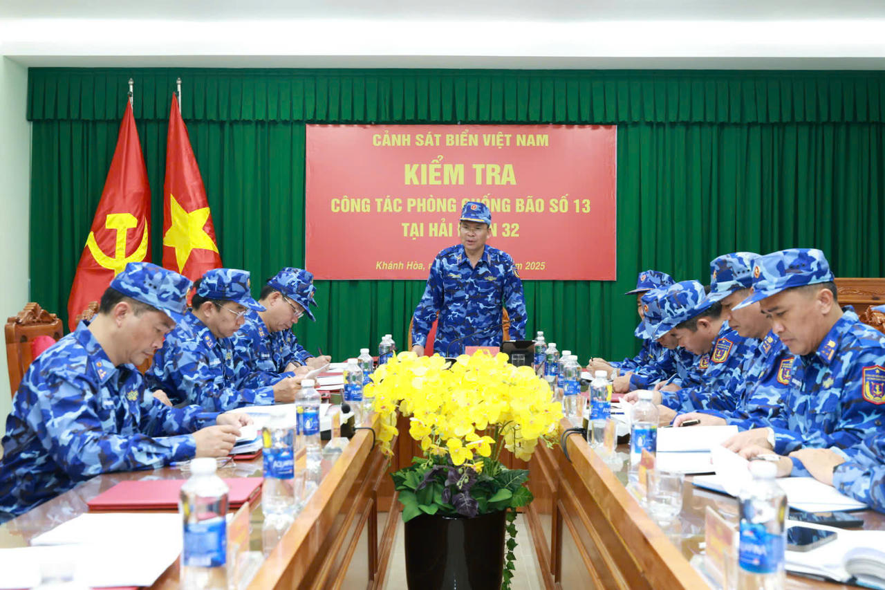 Thiếu tướng L&ecirc; Đ&igrave;nh Cường ph&aacute;t biểu kết luận tại buổi l&agrave;m việc