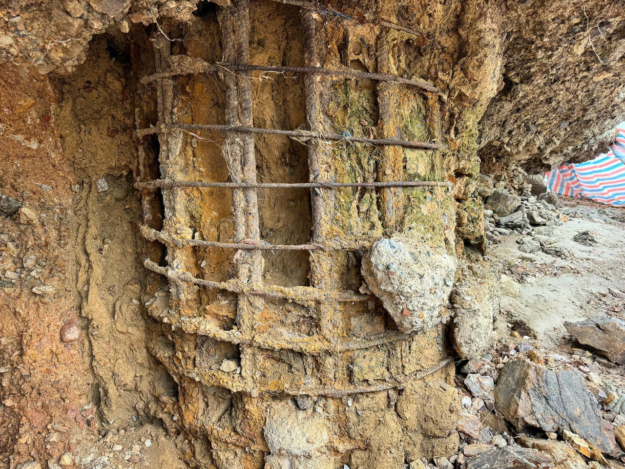 Cọc khoan nhồi tại một số trụ cầu S&ocirc;ng L&ocirc; xuống cấp sau chưa đầy 10 năm sử dụng: Dấu hỏi về chất lượng c&ocirc;ng tr&igrave;nh. Ảnh: Ngọc Ph&uacute;c