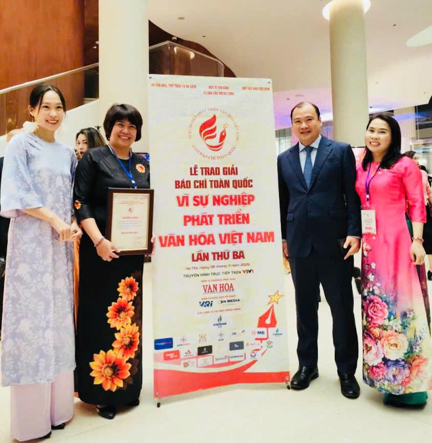 Ủy vi&ecirc;n Dự khuyết Trung ương Đảng, Thứ trưởng Thường trực Bộ VHTTDL, Trưởng BTC Giải - &ocirc;ng L&ecirc; Hải B&igrave;nh chụp ảnh c&ugrave;ng nh&oacute;m t&aacute;c giả B&aacute;o Ph&aacute;p luật Việt Nam. (Ảnh: Th&ugrave;y Dương)