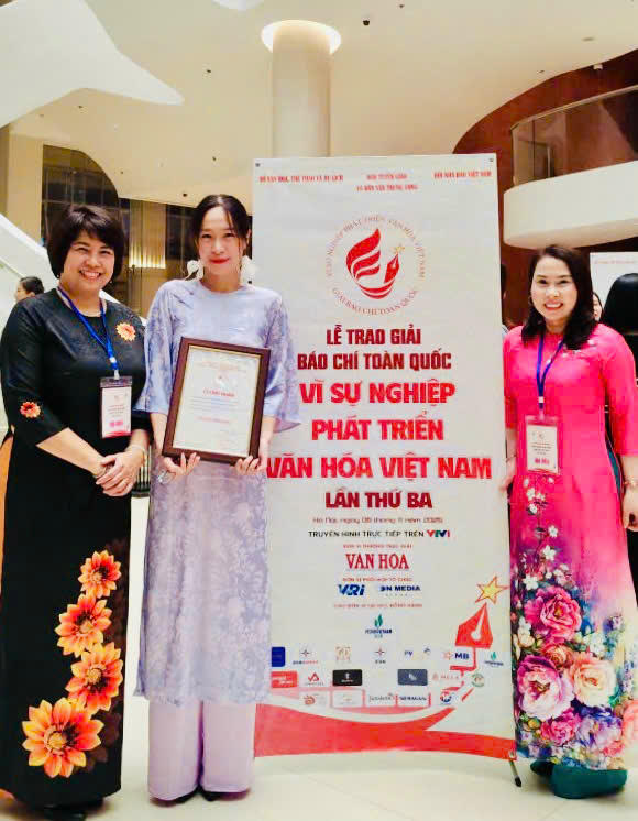 Loạt b&agrave;i &ldquo;Gia đ&igrave;nh Việt trong kỷ nguy&ecirc;n mới&rdquo; của nh&oacute;m t&aacute;c giả B&aacute;o Ph&aacute;p luật Việt Nam vinh dự đạt Khuyến kh&iacute;ch Giải B&aacute;o ch&iacute; to&agrave;n quốc &ldquo;V&igrave; sự nghiệp ph&aacute;t triển Văn h&oacute;a Việt Nam&rdquo; lần thứ Ba. (Ảnh: Th&ugrave;y Dương)