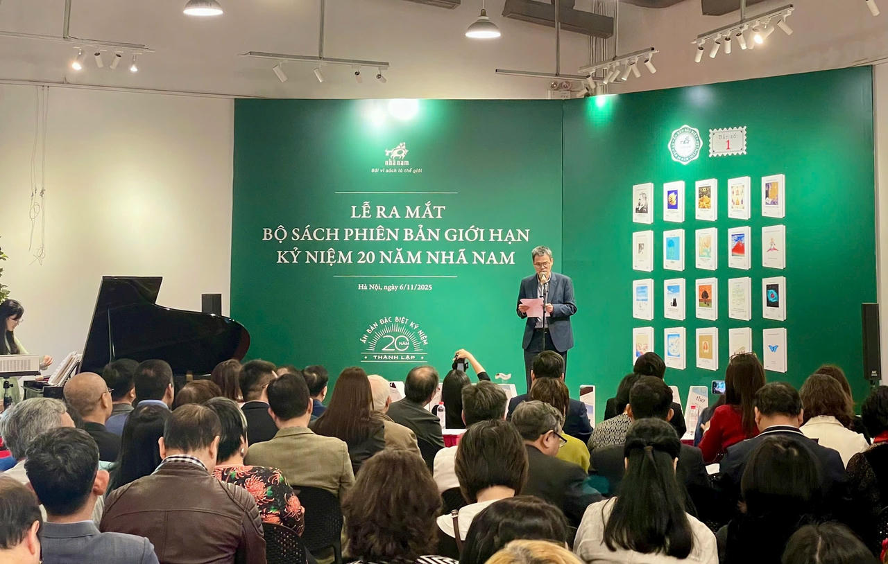 Quang cảnh buổi ra mắt bộ s&aacute;ch