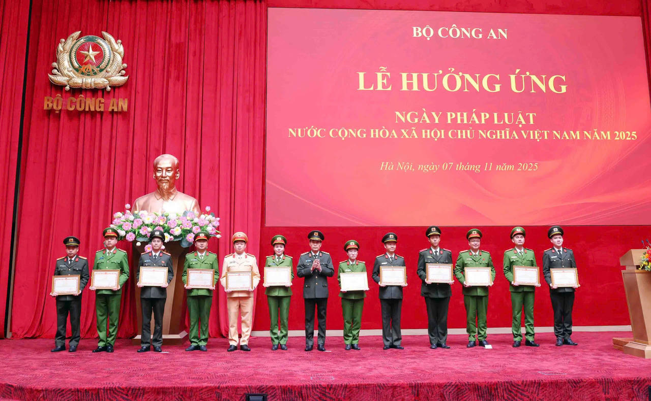 Bộ C&ocirc;ng an tổ chức Lễ hưởng ứng Ng&agrave;y Ph&aacute;p luật Việt Nam năm 2025