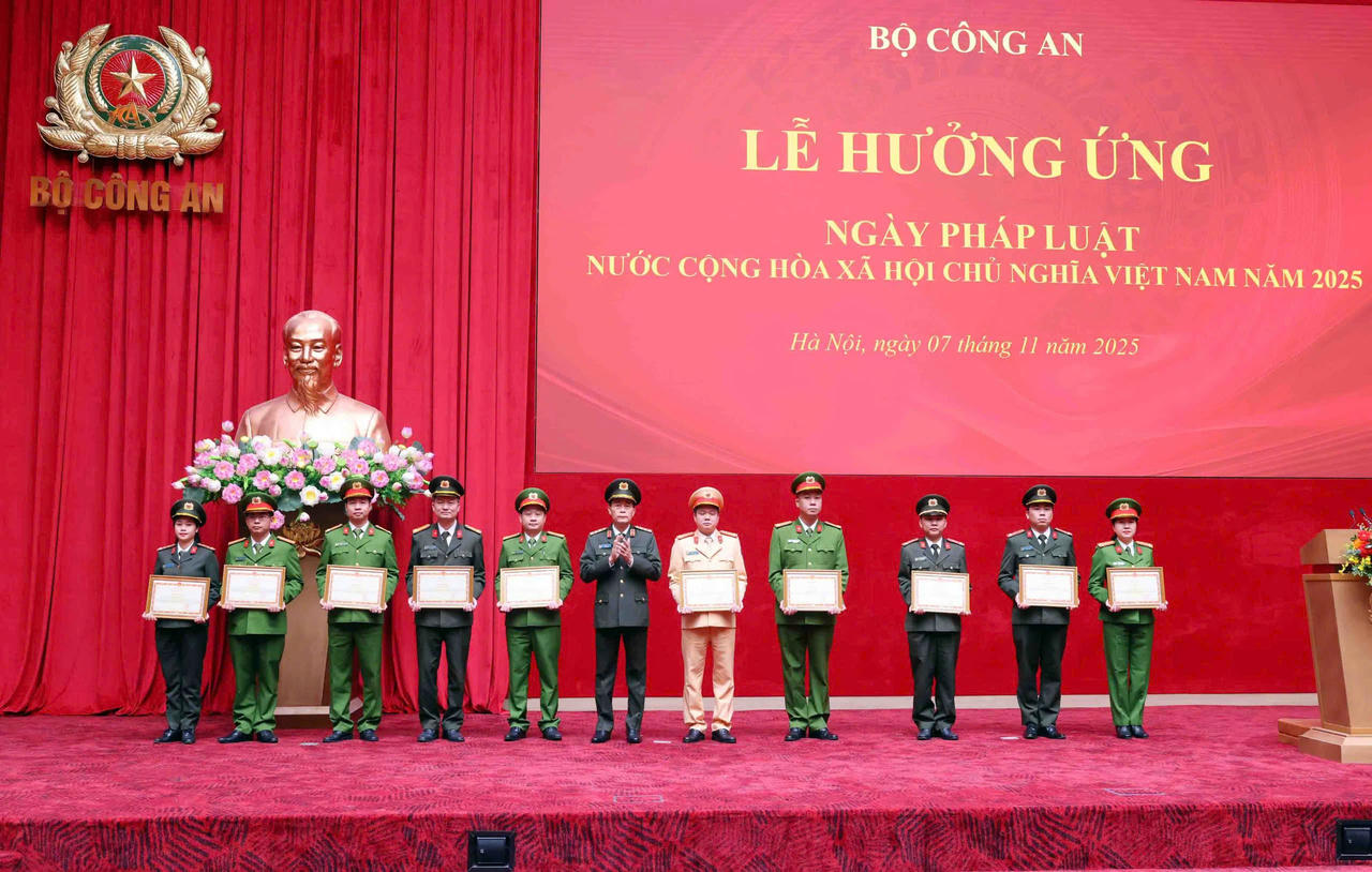 Bộ C&ocirc;ng an tổ chức Lễ hưởng ứng Ng&agrave;y Ph&aacute;p luật Việt Nam năm 2025