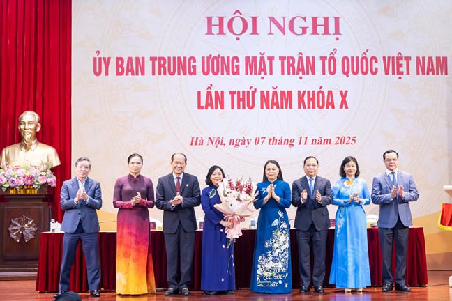 Ban Thường trực UBTƯ MTTQ Việt Nam tặng hoa ch&uacute;c mừng b&agrave; B&ugrave;i Thị Minh Ho&agrave;i - Ủy vi&ecirc;n Bộ Ch&iacute;nh trị, B&iacute; thư TƯ Đảng, B&iacute; thư Đảng ủy MTTQ, c&aacute;c đo&agrave;n thể TƯ, Chủ tịch UBTƯ MTTQ Việt Nam. Ảnh: PV