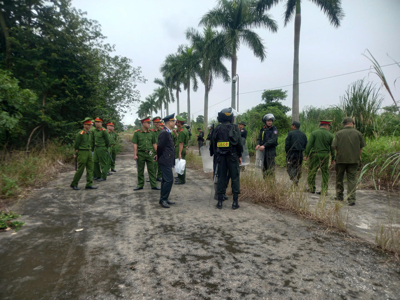 Tham gia đo&agrave;n cưỡng chế THADS TP Hải Ph&ograve;ng; Đại diện VKSND TP Hải Ph&ograve;ng; C&ocirc;ng an TP Hải Ph&ograve;ng; đại diện l&atilde;nh đạo UBND x&atilde; Kẻ Sặt v&agrave; UBND x&atilde; Cẩm Gi&agrave;ng.