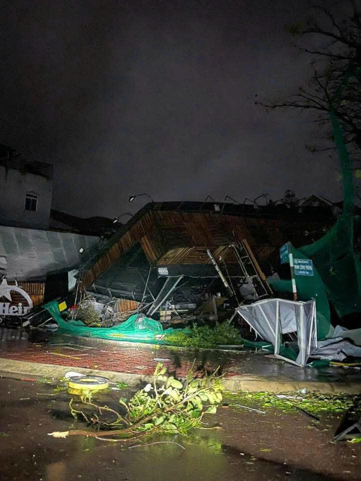 Một nh&agrave; d&acirc;n ở Gia Lai bị đổ sập do b&atilde;o số 13 (Ảnh: B&aacute;o Ch&iacute;nh phủ)