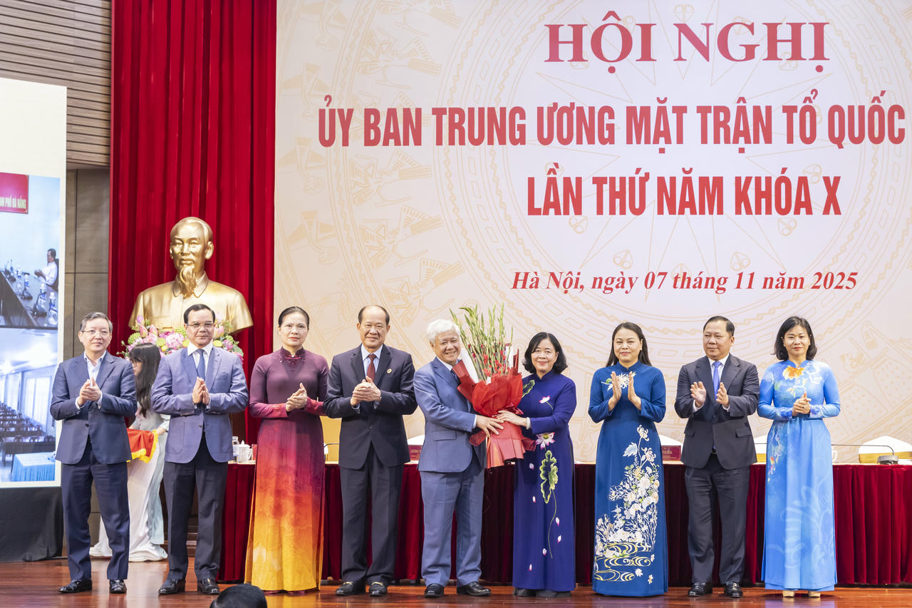 Ban Thường trực UBTƯ MTTQ Việt Nam tặng hoa ch&uacute;c mừng &ocirc;ng Đỗ Văn Chiến - Ủy vi&ecirc;n Bộ Ch&iacute;nh trị, Ph&oacute; B&iacute; thư Thường trực Đảng ủy Quốc hội. Ảnh: PV