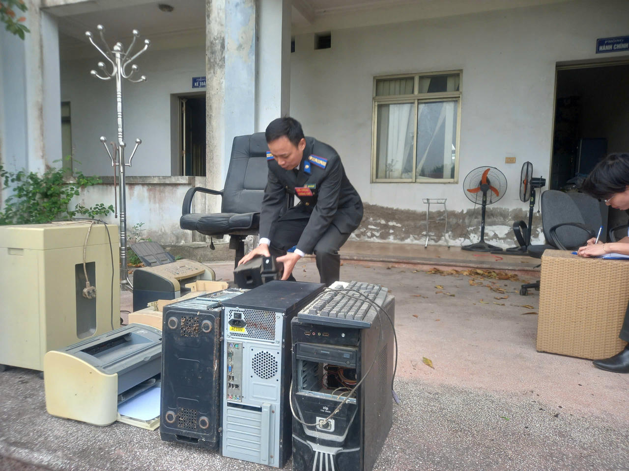 Cưỡng chế b&agrave;n giao t&agrave;i sản của C&ocirc;ng ty CP Ho&agrave;ng Long Steel cho đơn vị tr&uacute;ng đấu gi&aacute;