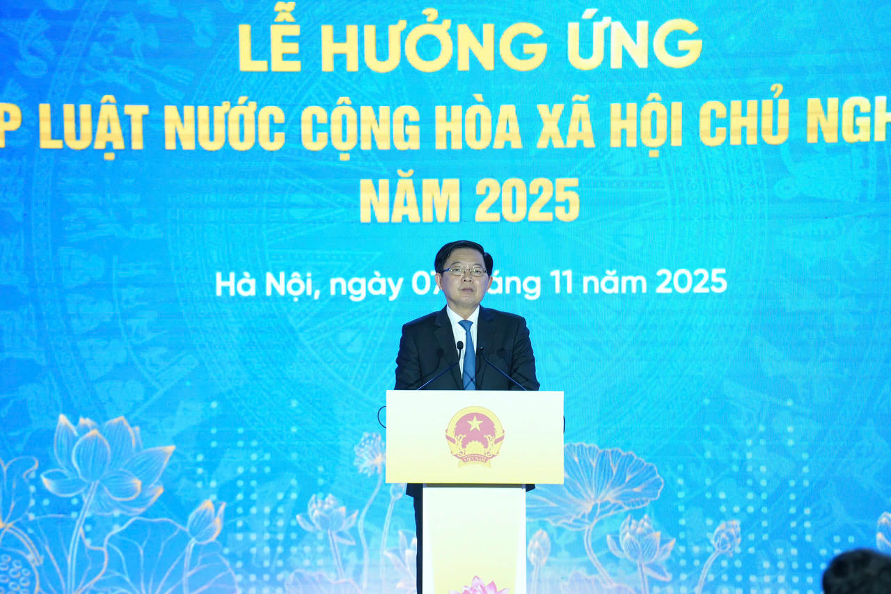 Ph&oacute; Thủ tướng Ch&iacute;nh phủ, Chủ tịch Hội đồng phối hợp phổ biến, gi&aacute;o dục ph&aacute;p luật Trung ương Hồ Quốc Dũng ph&aacute;t biểu khai mạc buổi lễ.