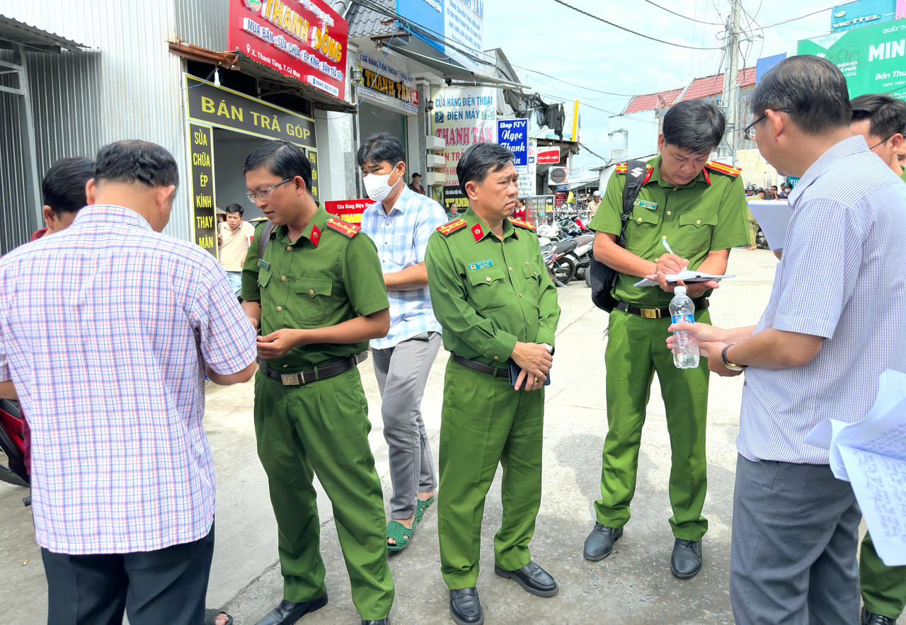 Đại t&aacute; Ch&acirc;u Quốc Huy - Ph&oacute; Gi&aacute;m đốc, Thủ trưởng Cơ quan Cảnh s&aacute;t điều tra C&ocirc;ng an tỉnh C&agrave; Mau trực tiếp c&oacute; mặt tại hiện trường chỉ đạo điều tra, l&agrave;m r&otilde; vụ việc.