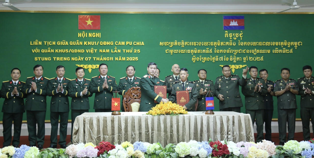 Hai b&ecirc;n k&yacute; kết bi&ecirc;n bản hội nghị.