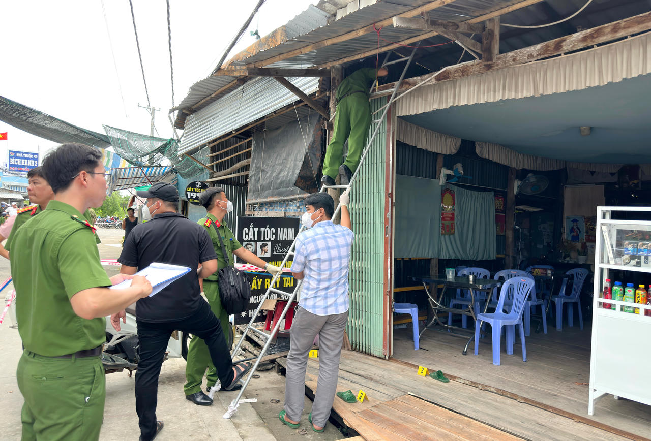 Cơ quan Cảnh s&aacute;t điều tra C&ocirc;ng an tỉnh C&agrave; Mau c&oacute; mặt kh&aacute;m nghiệm hiện trường, l&agrave;m r&otilde; nguy&ecirc;n nh&acirc;n vụ chết người.