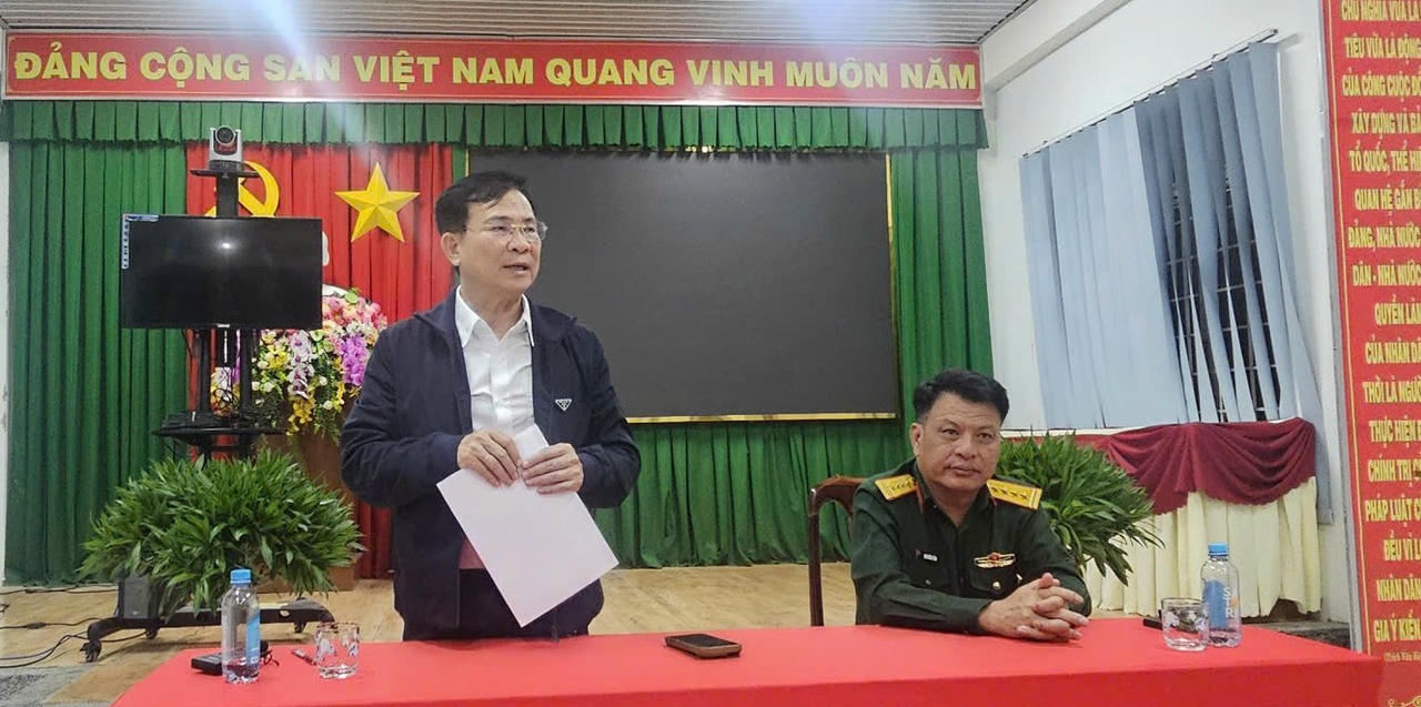 Chủ tịch L&acirc;m Đồng Hồ Văn Mười chỉ đạo ứng ph&oacute; nguy cơ vỡ hồ thuỷ lợi chiều 7/11.