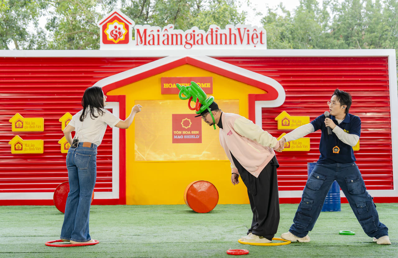 Kh&ocirc;ng kh&iacute; trường quay &ldquo;M&aacute;i ấm gia đ&igrave;nh Việt&rdquo; trở n&ecirc;n s&ocirc;i động khi ca sĩ H&agrave; L&ecirc;, ca sĩ B&ugrave;i L&ecirc; Mận c&ugrave;ng nhau thực hiện loạt thử th&aacute;ch.