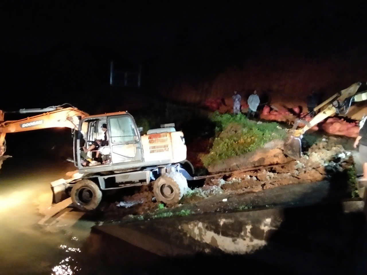 Nhiều m&aacute;y m&oacute;c được huy động, sẵn s&agrave;ng ứng ph&oacute;.