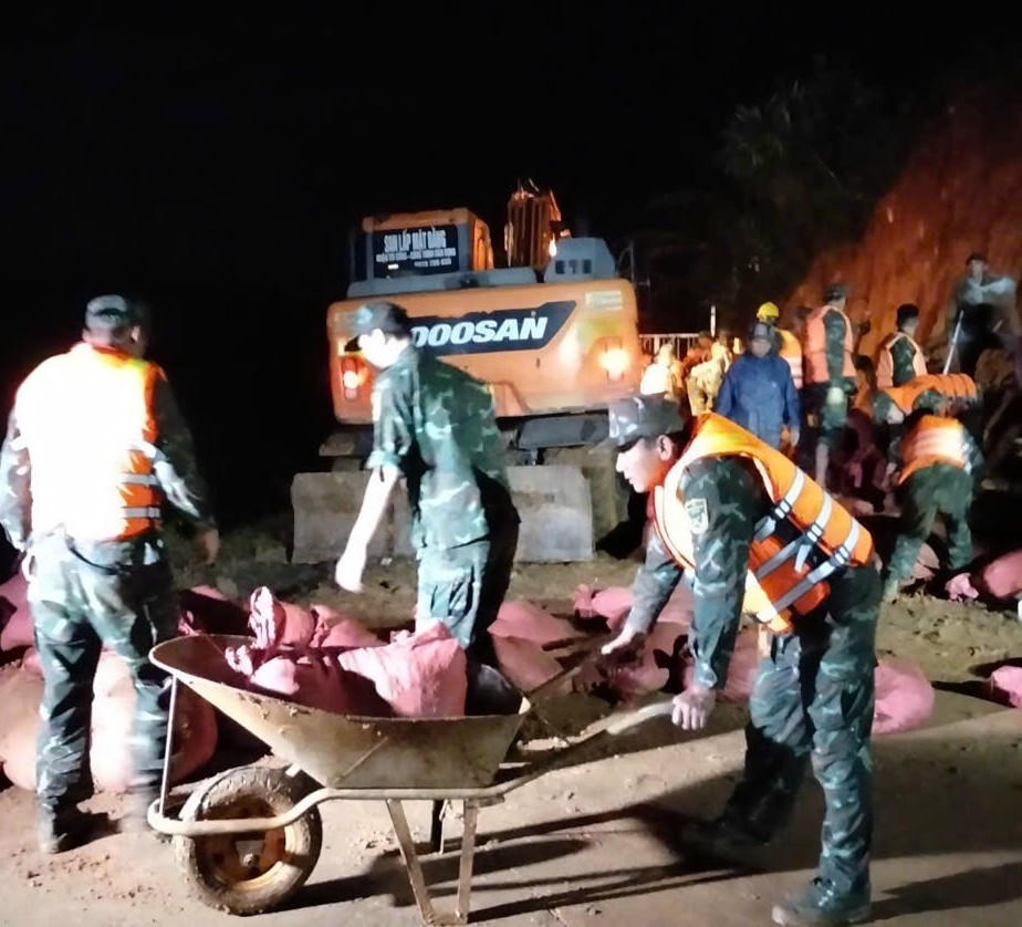 Việc gia cố đập hồ chứa nước được triển khai khẩn cấp trong đ&ecirc;m.