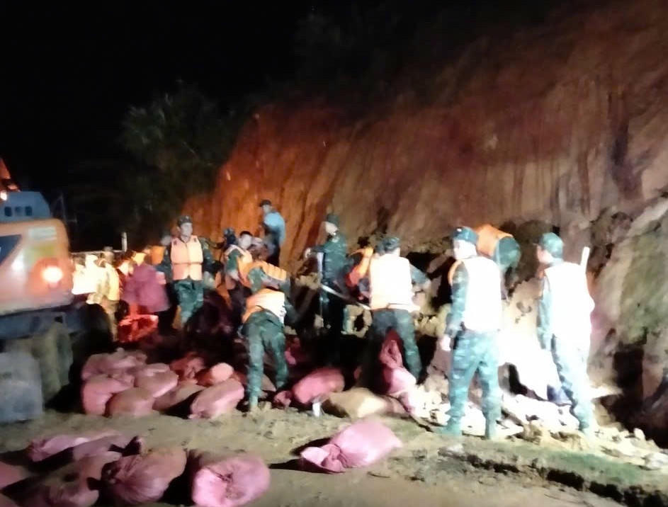 C&aacute;c lực lượng chức năng tỉnh L&acirc;m Đồng t&iacute;ch cực gia cố đập hồ chứa nước trong đ&ecirc;m.