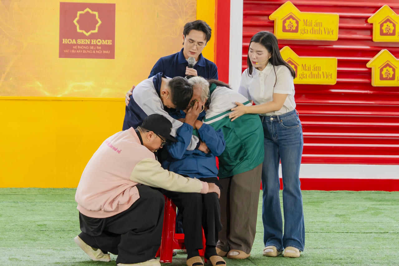 Những c&acirc;u chuyện đầy nghị lực của c&aacute;c em nhỏ mồ c&ocirc;i tham gia chương tr&igrave;nh khiến ai cũng phải x&oacute;t xa.