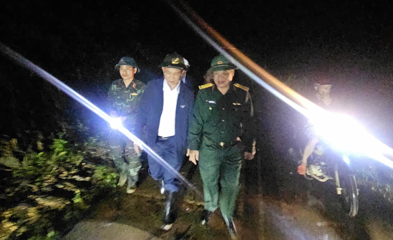 &Ocirc;ng Hồ Văn Mười kiểm tra c&aacute;c vị tr&iacute; xung yếu tối muộn 7/11.