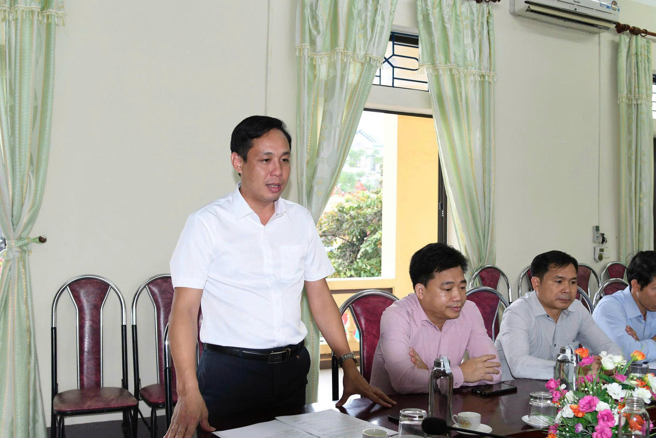 &Ocirc;ng Ph&ugrave;ng Thanh Sơn - B&iacute; thư Đảng uỷ x&atilde; Li&ecirc;n Minh ph&aacute;t biểu tại buổi trao kinh ph&iacute;