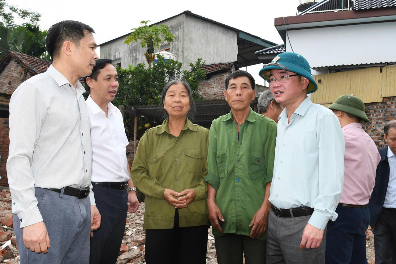 Tiến sĩ Vũ Ho&agrave;i Nam - Tổng bi&ecirc;n tập b&aacute;o Ph&aacute;p luật Việt Nam (người đội mũ) tới thăm gia đ&igrave;nh &ocirc;ng H&agrave; Văn Gi&aacute;p tại Khu Đỗ Sơn 2, x&atilde; Li&ecirc;n Minh, tỉnh Ph&uacute; Thọ&amp;amp;nbsp;