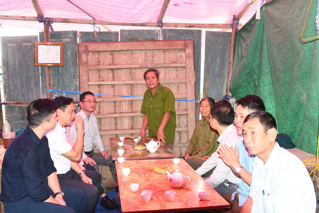 Đại diện hộ d&acirc;n b&agrave;y tỏ lời cảm ơn đến ch&iacute;nh quyền địa phương v&agrave; b&aacute;o PLVN