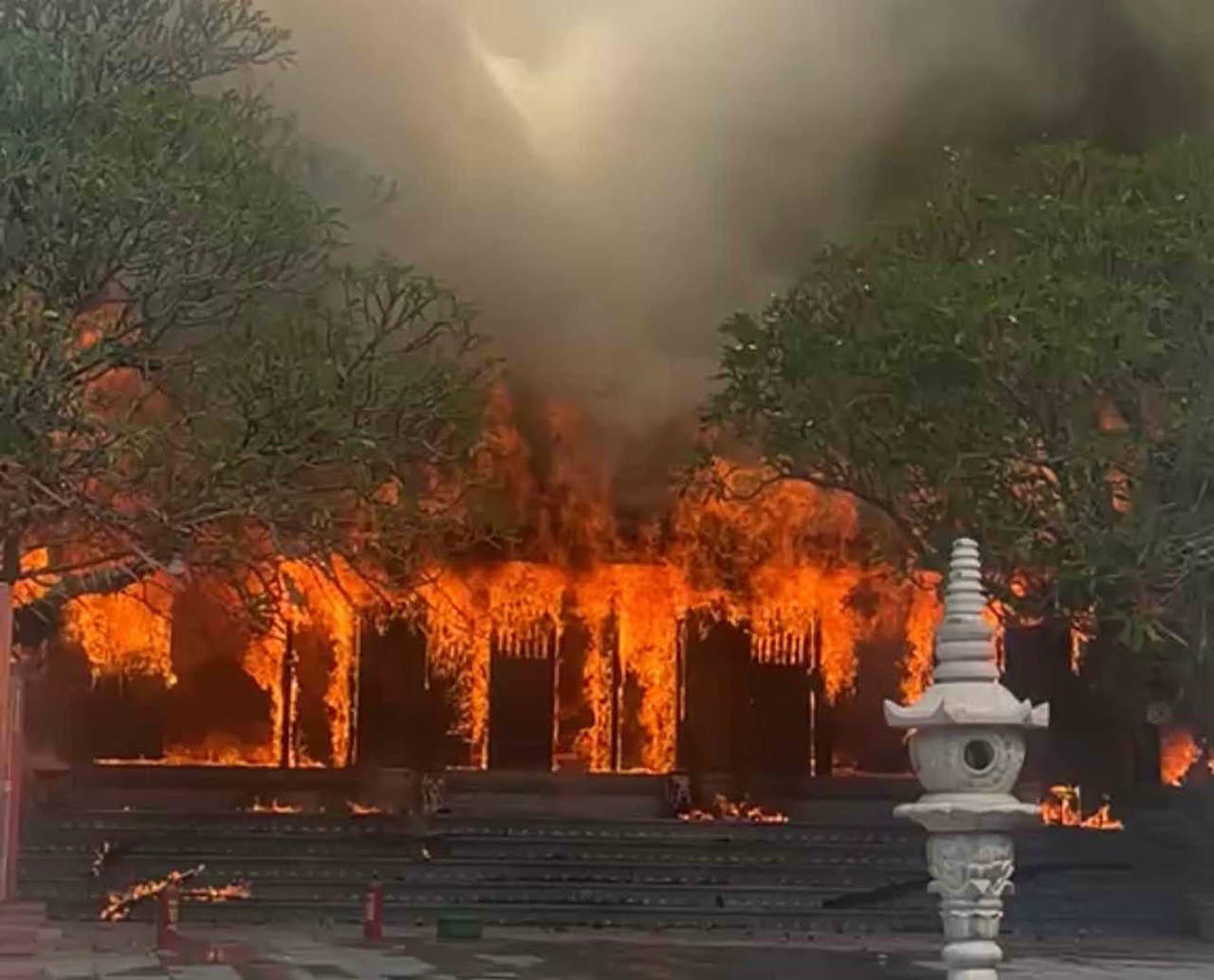 Ch&ugrave;a Phổ Quang (x&atilde; Xu&acirc;n Lũng, huyện L&acirc;m Thao, tỉnh Ph&uacute; Thọ) c&oacute; ni&ecirc;n đại hơn 800 năm tuổi bị thi&ecirc;u rụi.   (Nguồn: Người d&acirc;n cung cấp)