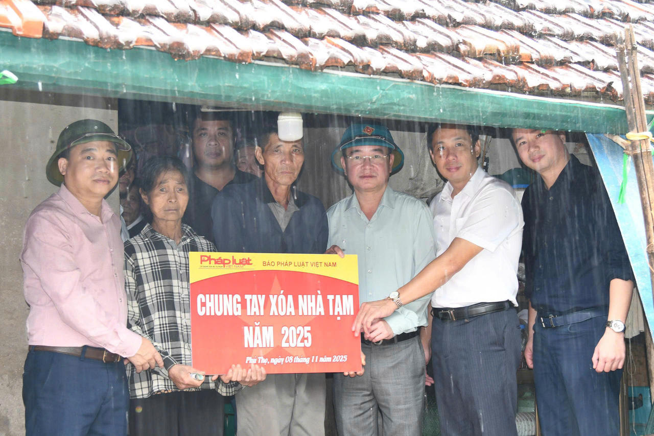 Đo&agrave;n c&ocirc;ng t&aacute;c b&aacute;o Ph&aacute;p luật Việt Nam đến trao qu&agrave; cho 2 hộ d&acirc;n..