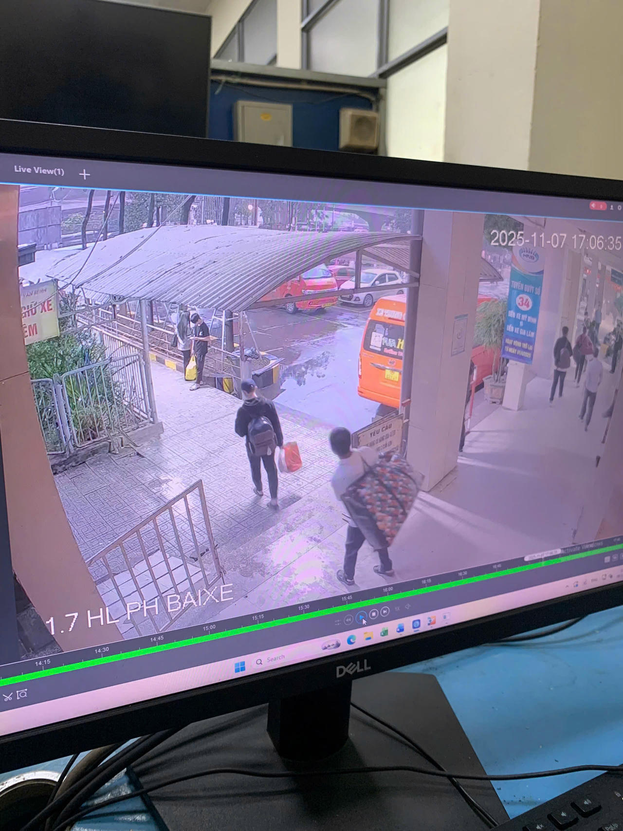 &Ocirc;ng H&agrave; người x&aacute;ch ba l&ocirc; sau khi xuống xe tại bến xe Mỹ Đ&igrave;nh th&igrave; mất mất li&ecirc;n hệ với gia đ&igrave;nh.