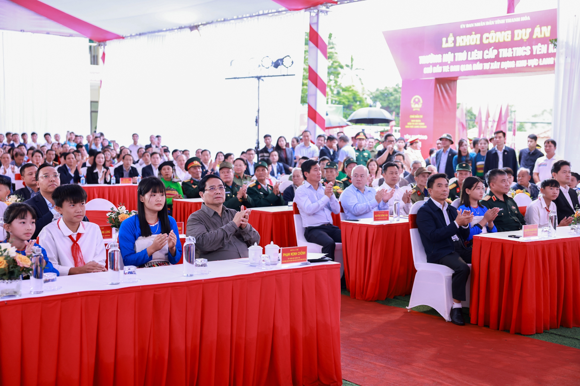 Thủ tướng Ch&iacute;nh phủ Phạm Minh Ch&iacute;nh v&agrave; c&aacute;c đại biểu dự lễ khởi c&ocirc;ng tại Trường nội tr&uacute; li&ecirc;n cấp Tiểu học v&agrave; Trung học cơ sở x&atilde; Y&ecirc;n Khương, Thanh H&oacute;a - Ảnh: VGP/Nhật Bắc