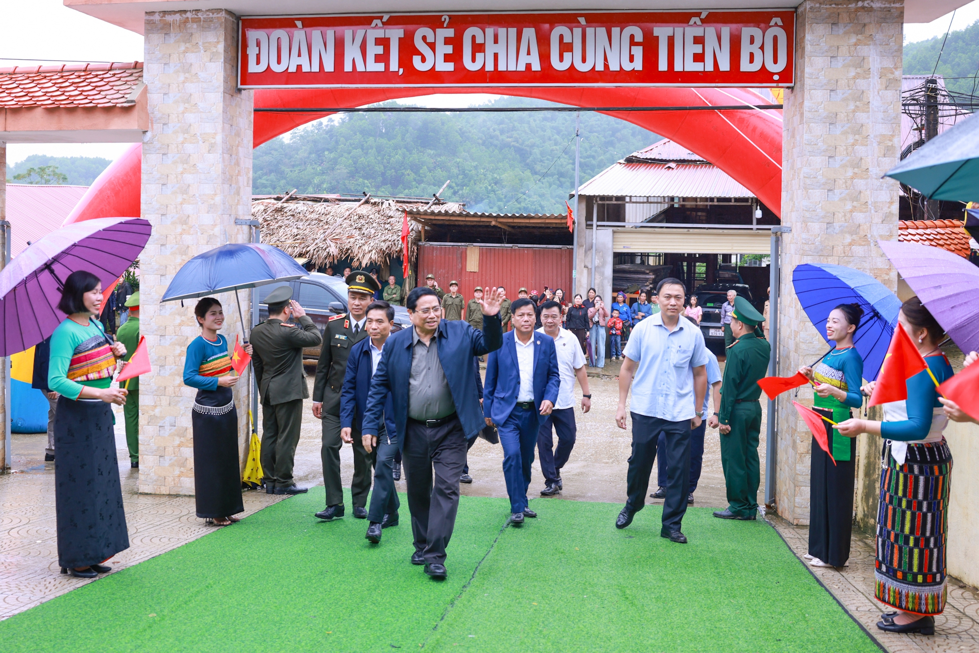 Thủ tướng Ch&iacute;nh phủ Phạm Minh Ch&iacute;nh tới dự lễ khởi c&ocirc;ng tại Trường nội tr&uacute; li&ecirc;n cấp Tiểu học v&agrave; Trung học cơ sở x&atilde; Y&ecirc;n Khương, Thanh H&oacute;a - Ảnh: VGP/Nhật Bắc