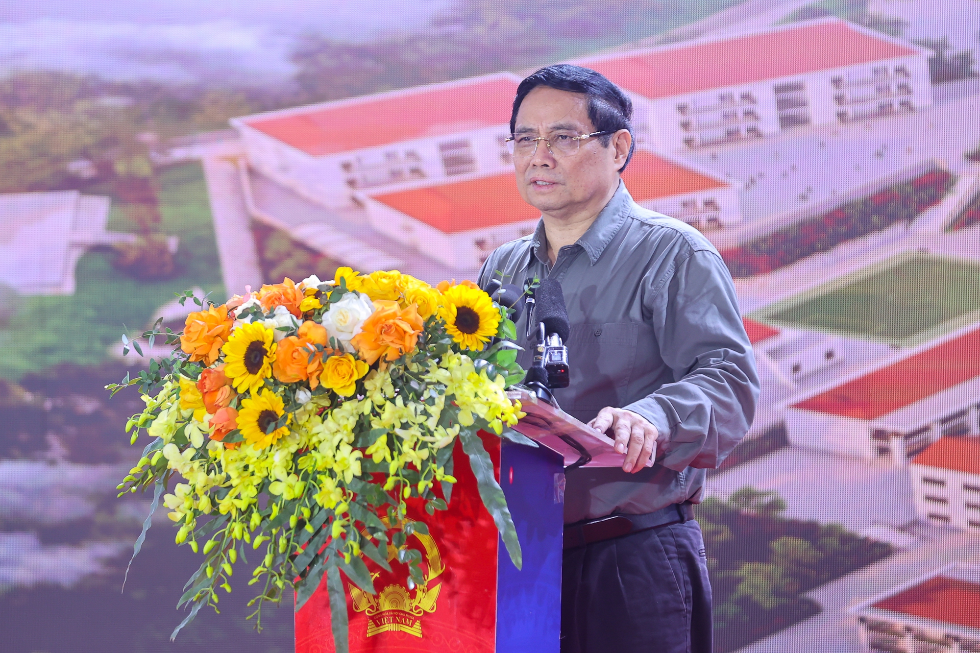 Thủ tướng Phạm Minh Ch&iacute;nh b&agrave;y tỏ vui mừng dự lễ khởi c&ocirc;ng trong kh&ocirc;ng kh&iacute; phấn khởi cả nước thi đua lập th&agrave;nh t&iacute;ch ch&agrave;o mừng Đại hội đại biểu to&agrave;n quốc lần thứ XIV của Đảng - Ảnh: VGP/Nhật Bắc